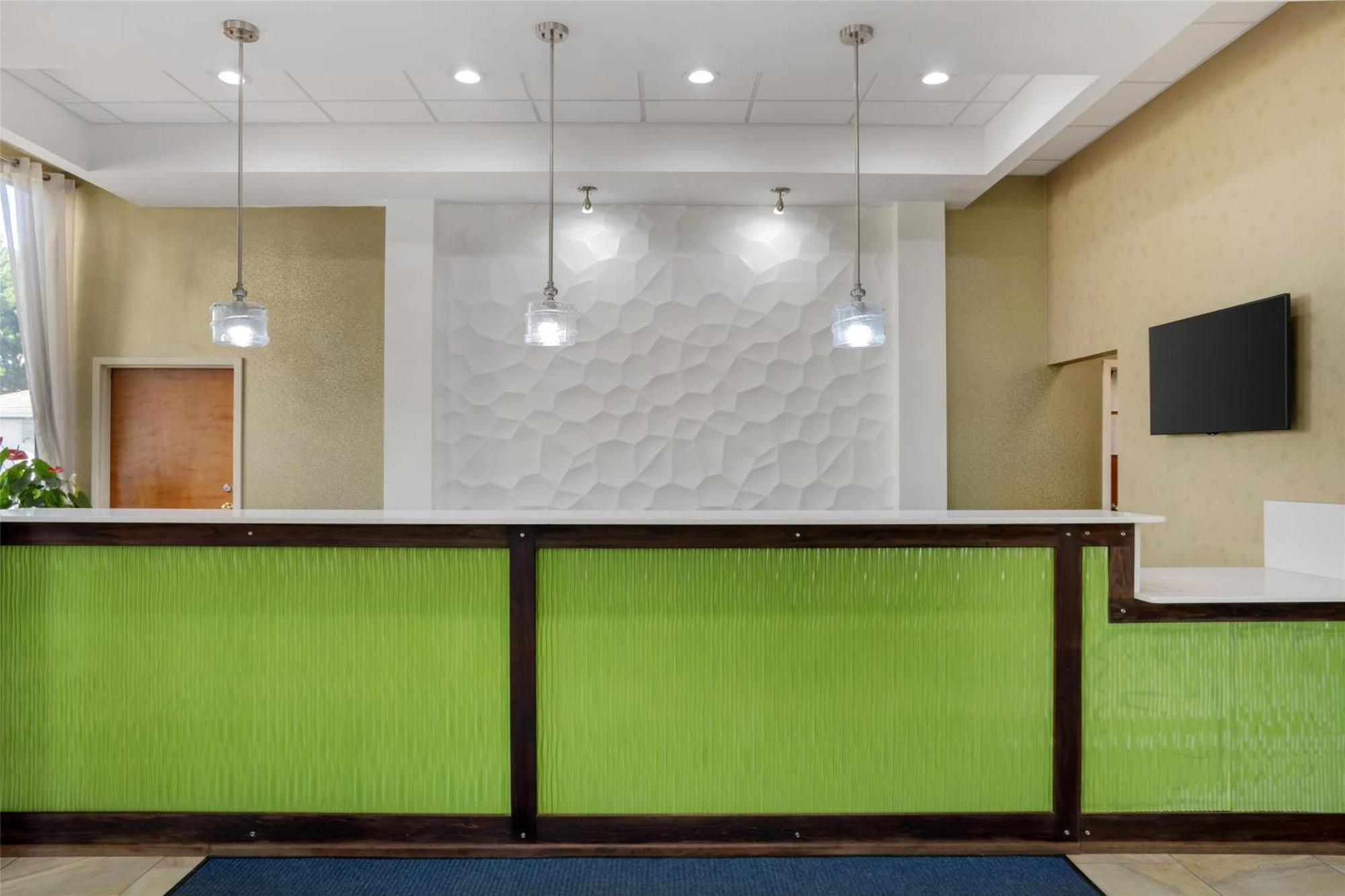 Best Western Inn & Suites Монро Екстериор снимка