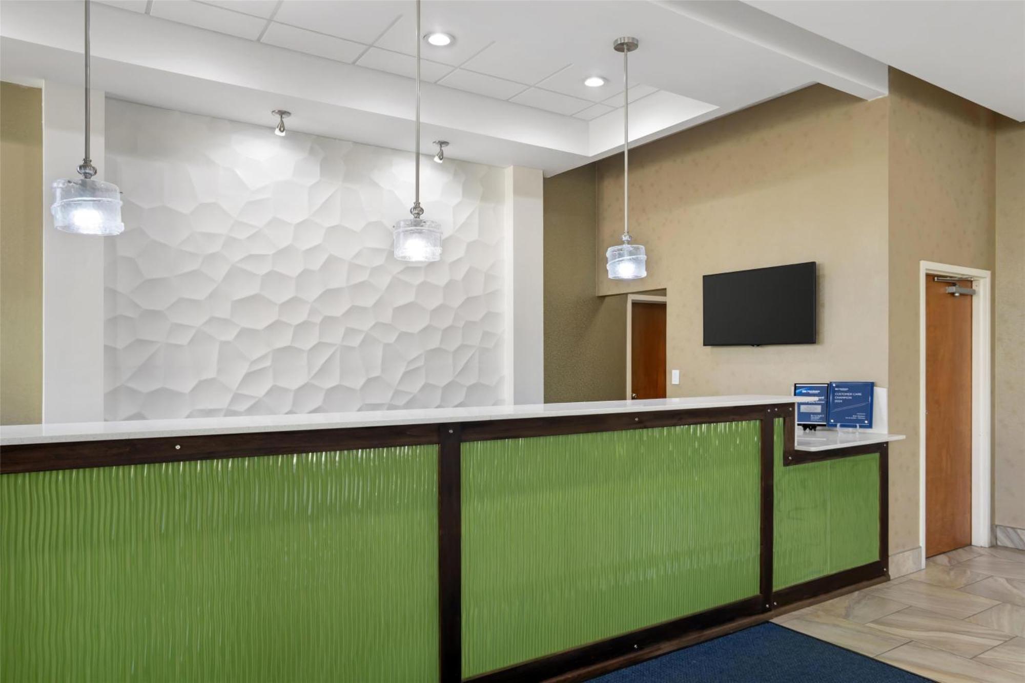 Best Western Inn & Suites Монро Екстериор снимка
